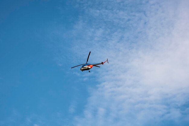 Helicóptero de rescate contra el cielo azul