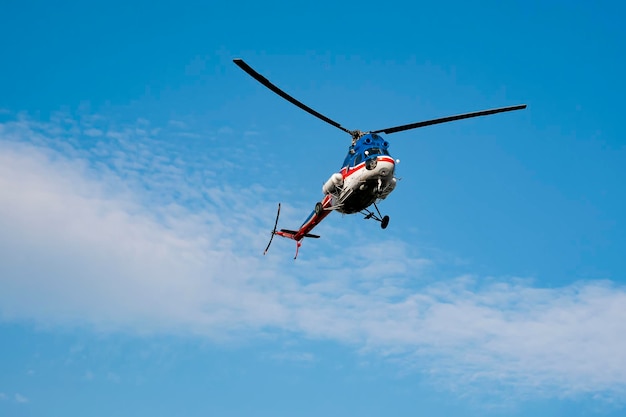 Helicóptero de rescate contra el cielo azul