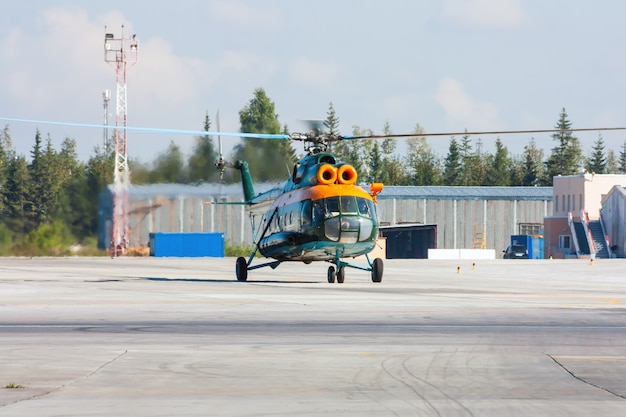 Helicóptero rodando en la plataforma del aeropuerto.