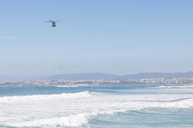 Helicóptero sobrevoa o mar