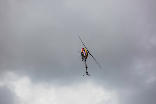 Helicóptero para transporte sobre fondo de cielo nublado