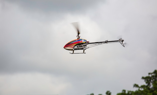 Helicóptero para transporte sobre fondo de cielo nublado