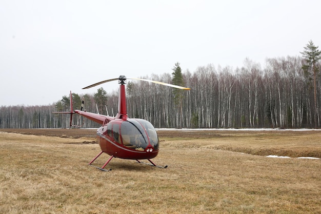 Helicóptero vermelho pequeno dos aviões