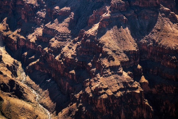 Helicóptero voando pelo Grand Canyon