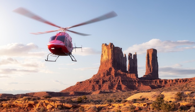 Helicóptero voando sobre a paisagem americana da montanha rochosa do deserto