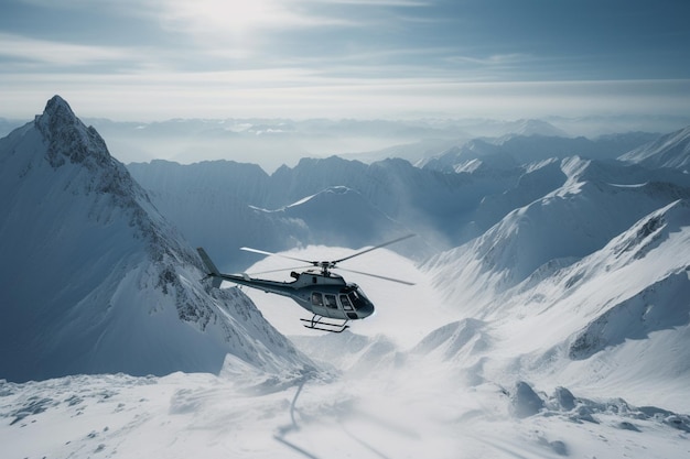 Helicóptero voando sobre uma montanha de neve