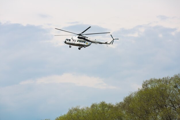 Helicóptero volando contra el cielo