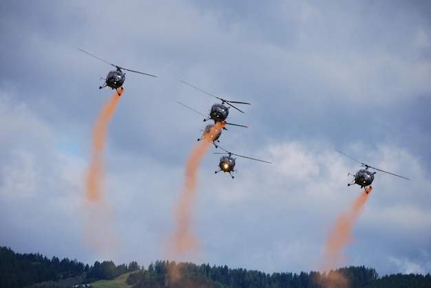 Helicópteros con niebla roja