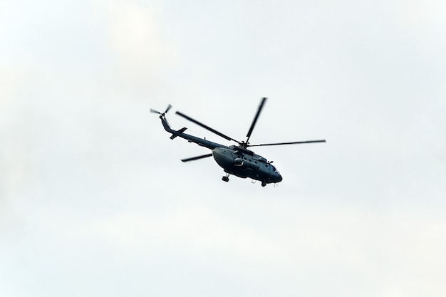 Helicópteros voando no céu. helicóptero em fundo branco