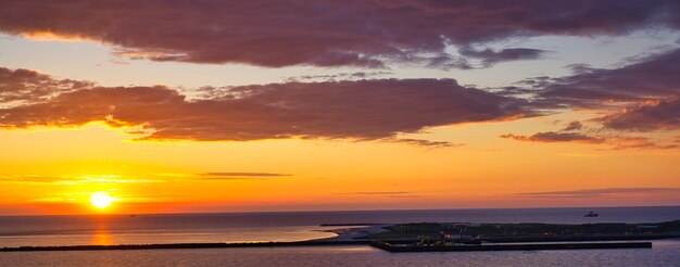 Heligoland - mira la duna de la isla - amanecer sobre el mar