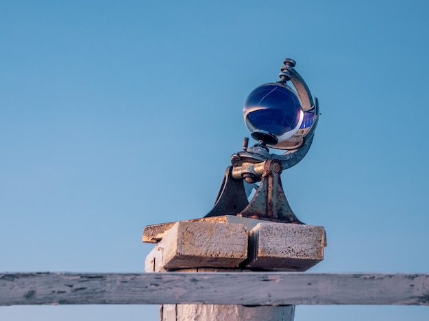 Heliograph-Messgerät auf dem Himmelshintergrund.