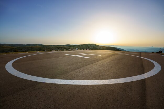 Helipuerto vacío en la cima de un pico en una ubicación remota del lado del campo