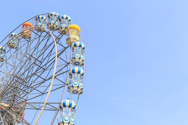 Hell farbiges riesenrad gegen den blauen himmel