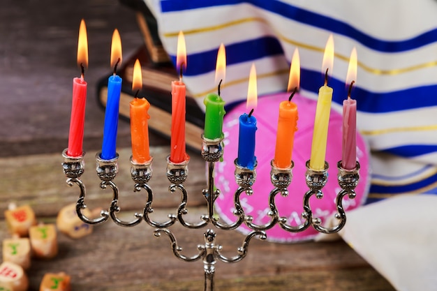 Hell glühendes chanukka menorah - flache schärfentiefe