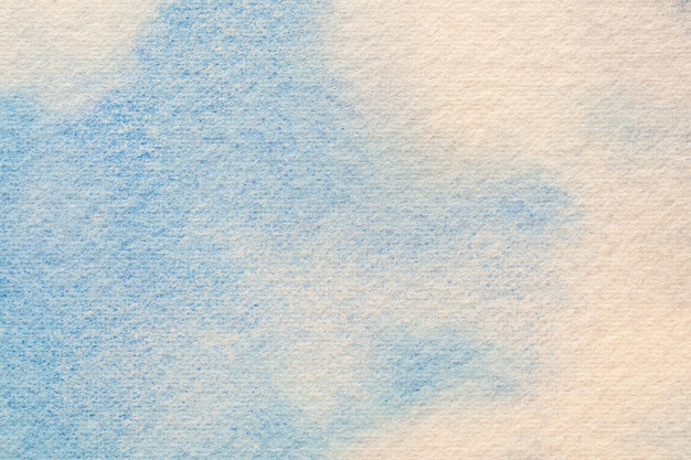 Hellblaue und weiße farben des abstrakten kunsthintergrunds. aquarellmalerei auf leinwand mit weichem himmelsverlauf. fragment der grafik auf papier mit wolkenmuster. textur hintergrund.