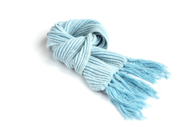 Hellblauer gestrickter warmer Schal lokalisiert auf einem Weiß