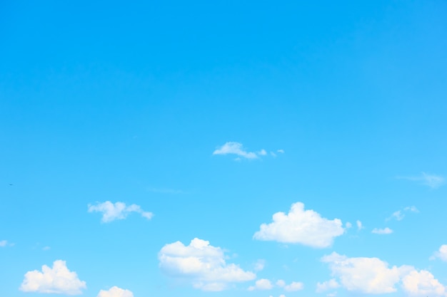 Hellblauer Himmel mit weißen Wolken. Hintergrund