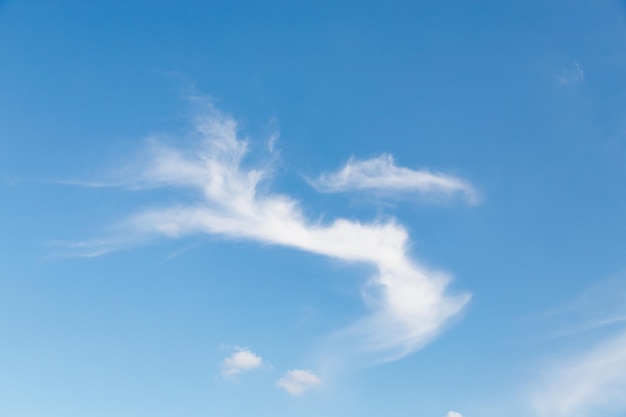 Foto hellblauer himmel mit zarten weißen, verschwommenen zirruswolken