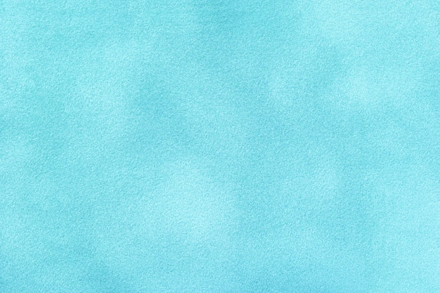 Hellblauer matter Hintergrund aus Wildleder. Samttextur aus nahtlosem Denimfilz, Makro.