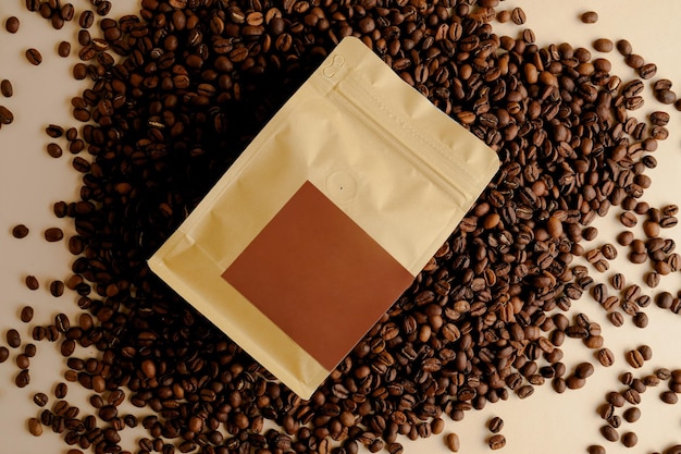 Hellbraune Kaffeeverpackung auf gerösteten Kaffeebohnen mit leerem braunem Etikett