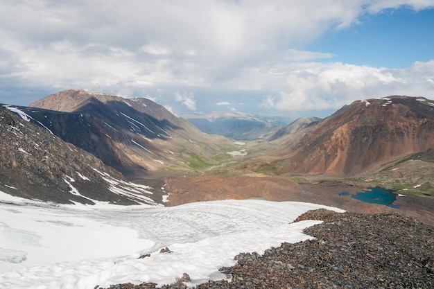 Helle Berglandschaft mit Eisfall am großen Gletscher im Sonnenlicht Fantastische Landschaft mit Gletscherzunge im Sonnenschein Erstaunlicher Alpenblick auf schneebedeckte Berggipfel in sehr großer Höhe an sonnigen Tagen