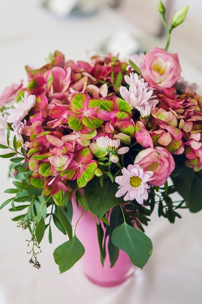 Helle Blumenhortensienhochzeit im Topf