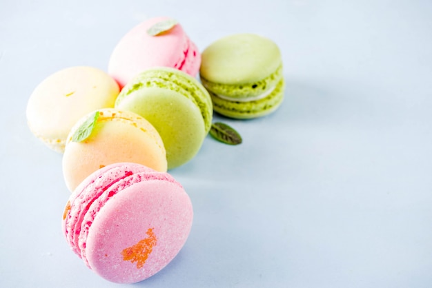 Helle bunte Macarons