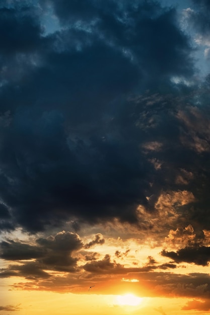 Helle bunte Sonnenuntergangsgelb-Blau- und Rottöne