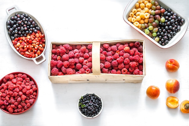 Helle frische wilde Beeren und Pfirsiche isolierten Draufsicht. Konzept der gesunden Ernährung.