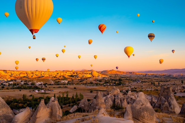 Helle Heißluftballons, die bei Sonnenuntergang im Himmel schweben