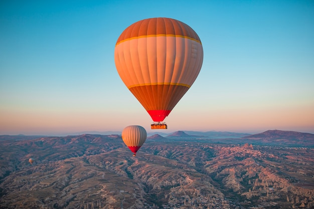 Helle Heißluftballons im Himmel von Kappadokien-Türkei