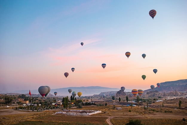 Helle Heißluftballons im Himmel von Kappadokien-Türkei