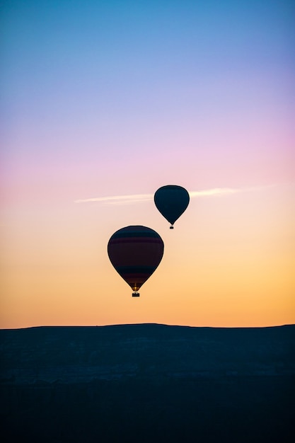 Helle Heißluftballons im Himmel von Kappadokien, Türkei