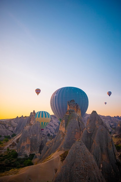 Helle Heißluftballons im Himmel von Kappadokien-Türkei