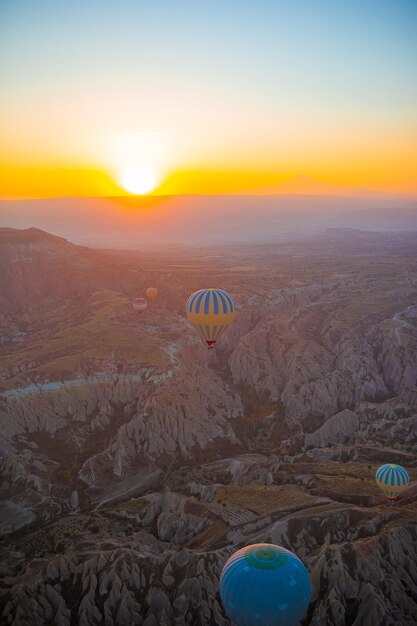 Helle Heißluftballons im Himmel von Kappadokien-Türkei