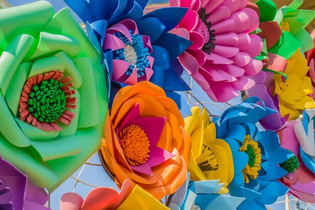 Helle künstliche Blumen im Park gegen den Himmel als Kulisse