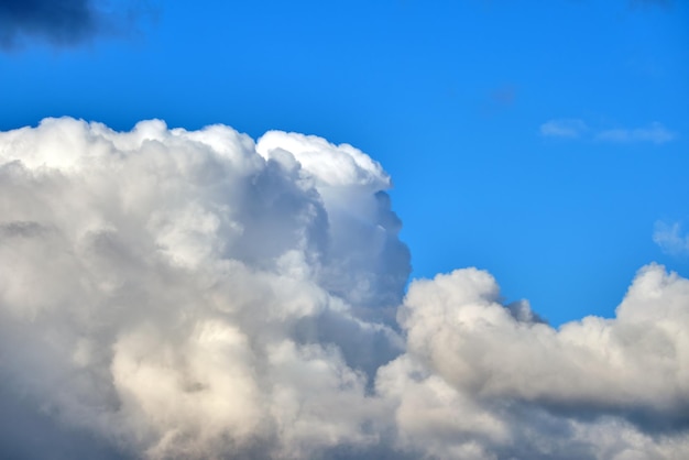 Helle Landschaft aus weißen geschwollenen Kumuluswolken am blauen klaren Himmel