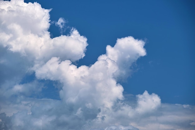 Helle Landschaft aus weißen, geschwollenen Kumuluswolken am blauen, klaren Himmel