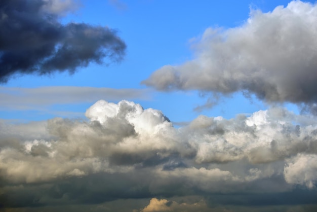 Helle Landschaft aus weißen, geschwollenen Kumuluswolken am blauen, klaren Himmel