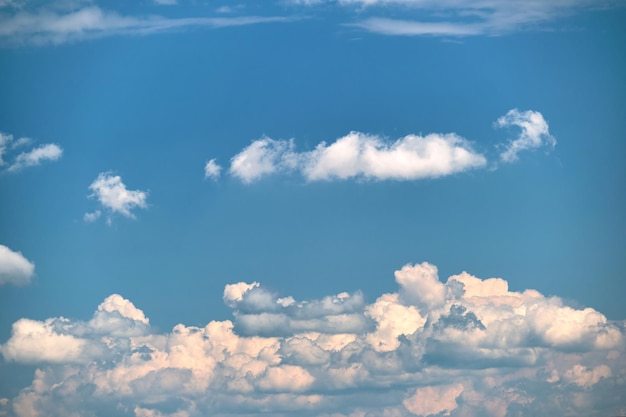 Helle Landschaft aus weißen geschwollenen Kumuluswolken am blauen klaren Himmel.