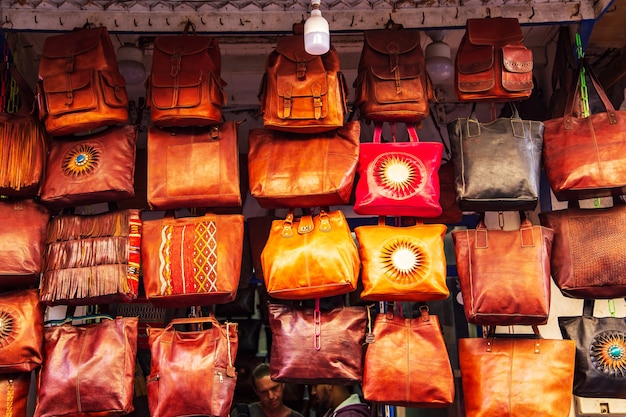 Helle Ledertaschen auf dem marokkanischen Markt. Handgemachte Souvenirs, Fes, Marokko.