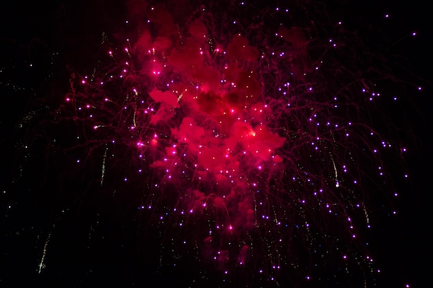 Helle Lichter des Feuerwerks am schwarzen Himmel