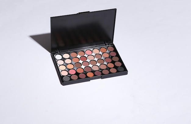 Helle Make-up-Lidschatten-Palette auf weißem Hintergrund Beauty-Stillleben