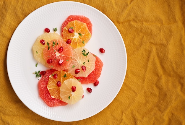 Helle Mischung aus Zitrusfrüchten. Salat der Mischung geschnittene runde Scheiben der roten und weißen Grapefruit