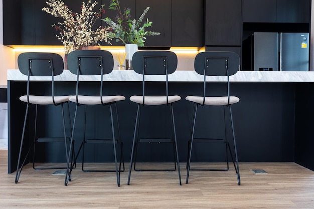 Foto helle moderne küche mit lederbarstühlen