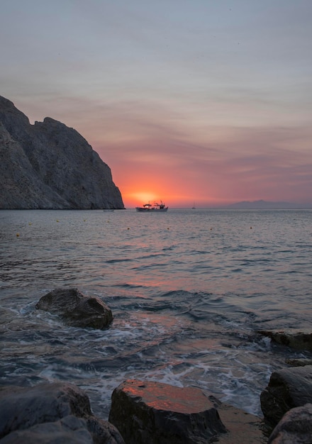 Helle Morgendämmerung am schwarzen Strand von Santorini Perissa