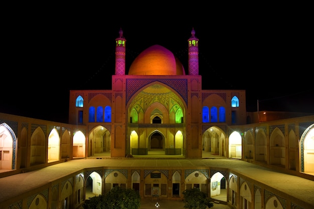 Helle Nachtbeleuchtung der Fassade der Agha Bozorg Moschee in Kashan