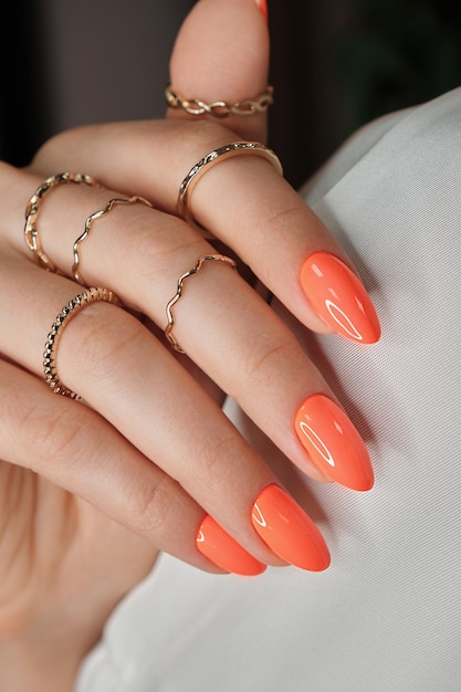 Helle Neon-Maniküre auf weiblichen Händen mit Accessoires-Nageldesign