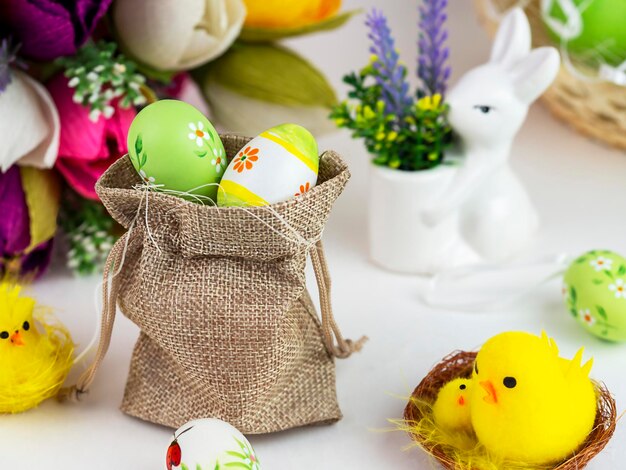 Helle Osterkarte mit bunten Eiern, lustigen Hühnern, Blumen und anderen Elementen Heller bunter festlicher Hintergrund