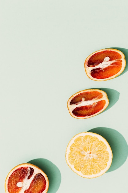 Helle Scheiben Zitrusfrüchte Grapefruit Orange Fruchtnahrung und Sommerkonzept Draufsicht mit Sonnenlicht